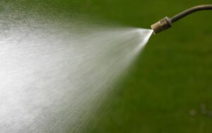 Traitement avec un herbicide sélectif